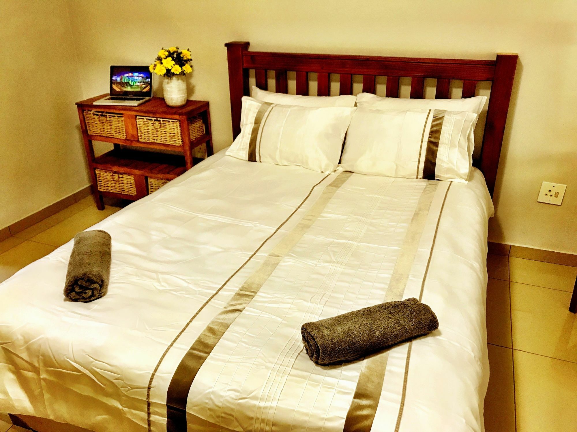 Rumah 200 m² dengan 1 kamar tidur dan 2 kamar mandi pribadi di Garsfontein Pretoria Bagian luar foto