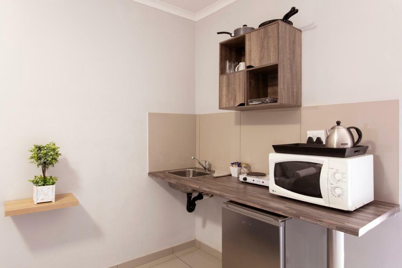 Rumah 200 m² dengan 1 kamar tidur dan 2 kamar mandi pribadi di Garsfontein Pretoria Bagian luar foto