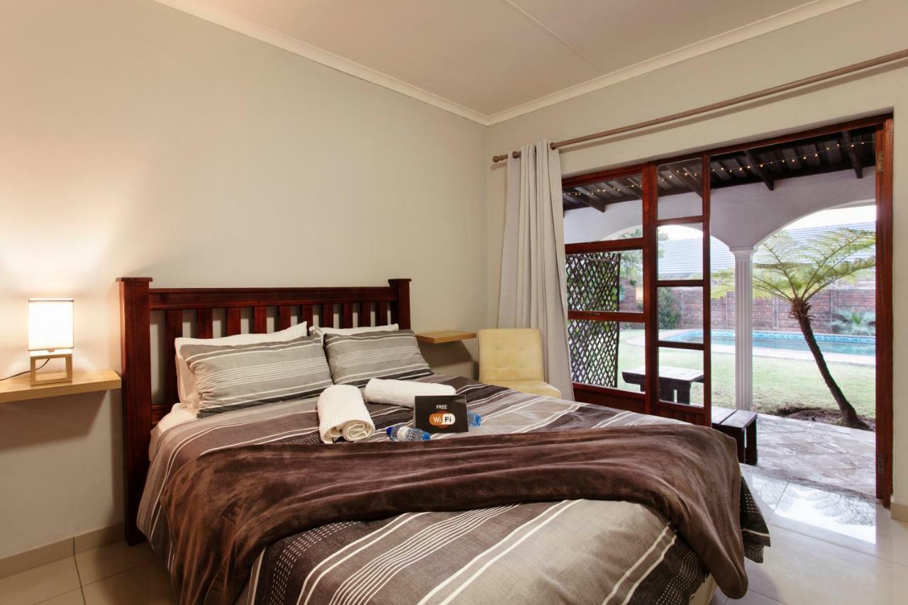 Rumah 200 m² dengan 1 kamar tidur dan 2 kamar mandi pribadi di Garsfontein Pretoria Bagian luar foto
