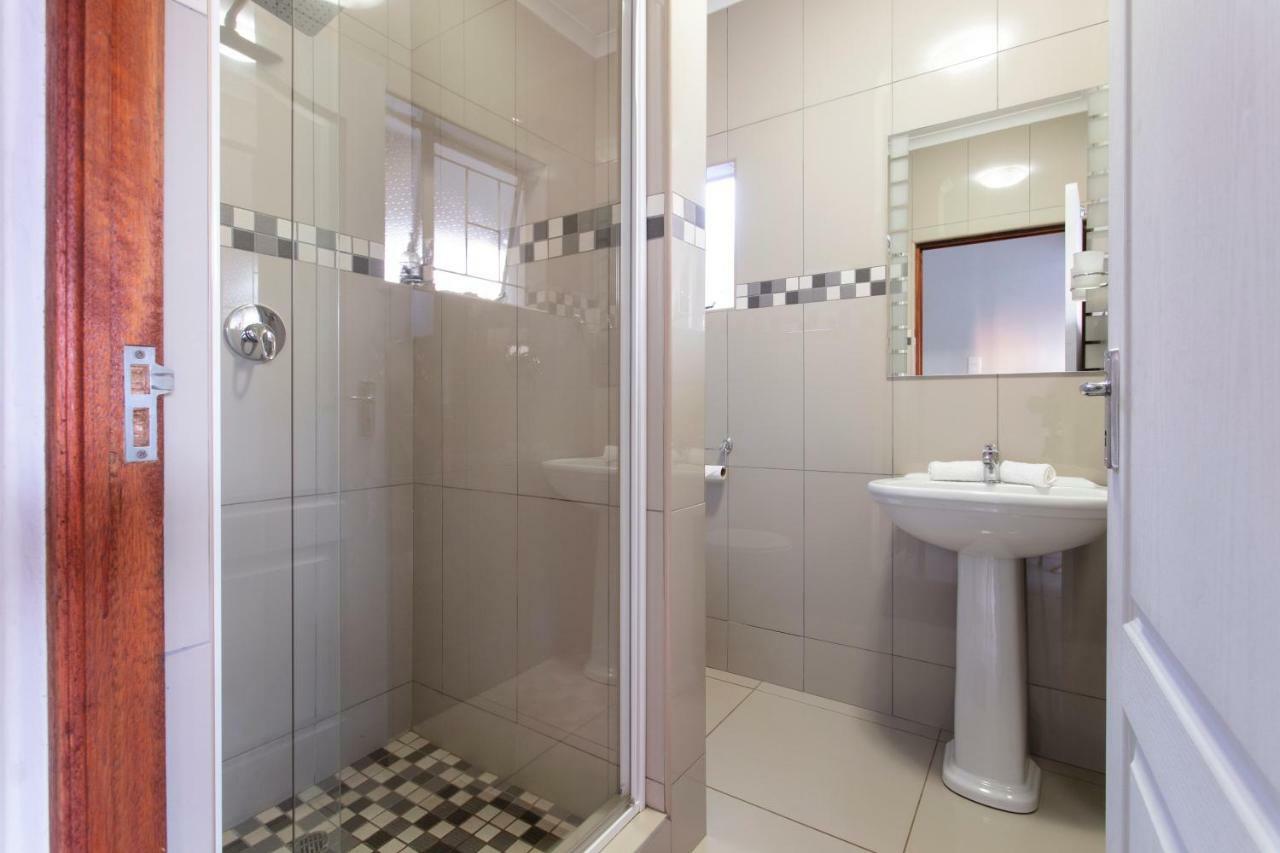 Rumah 200 m² dengan 1 kamar tidur dan 2 kamar mandi pribadi di Garsfontein Pretoria Bagian luar foto