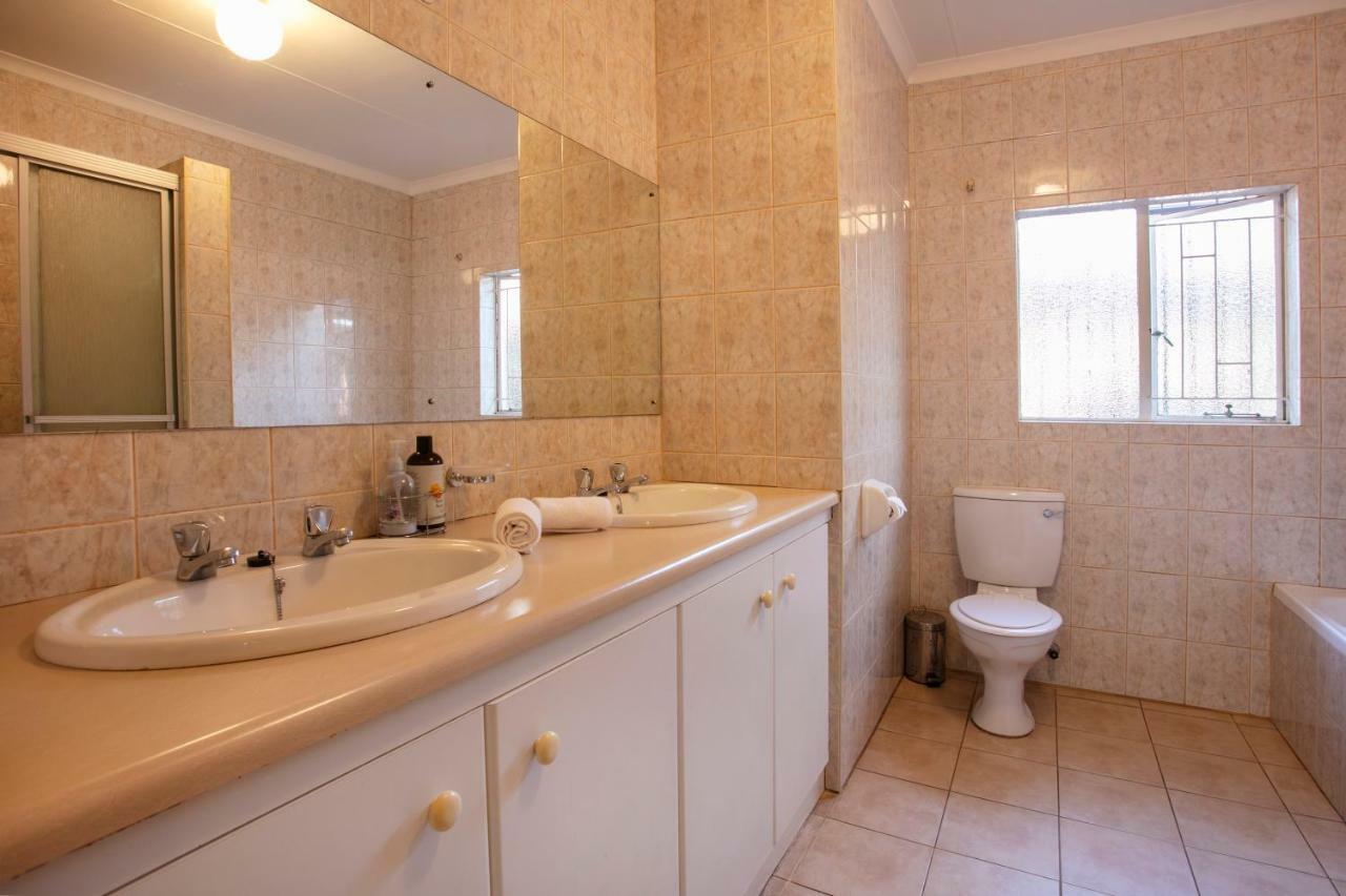 Rumah 200 m² dengan 1 kamar tidur dan 2 kamar mandi pribadi di Garsfontein Pretoria Bagian luar foto