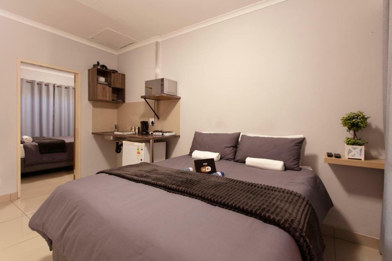 Rumah 200 m² dengan 1 kamar tidur dan 2 kamar mandi pribadi di Garsfontein Pretoria Bagian luar foto