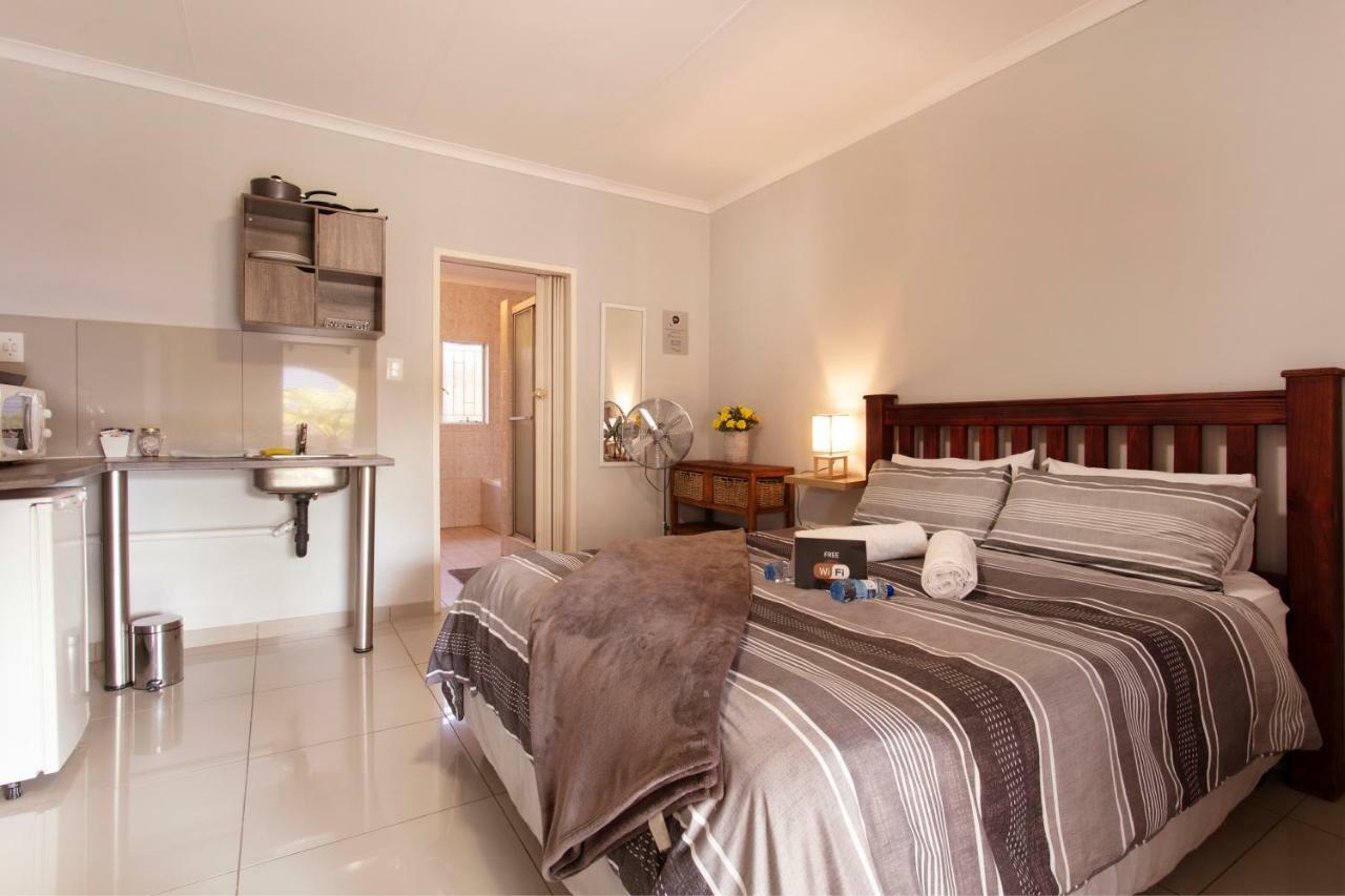 Rumah 200 m² dengan 1 kamar tidur dan 2 kamar mandi pribadi di Garsfontein Pretoria Bagian luar foto