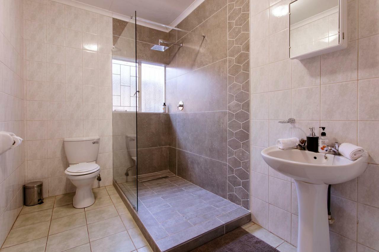 Rumah 200 m² dengan 1 kamar tidur dan 2 kamar mandi pribadi di Garsfontein Pretoria Bagian luar foto