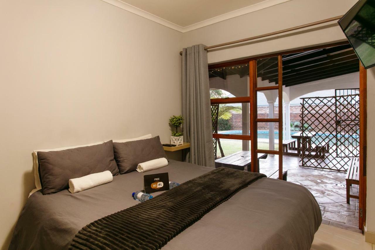 Rumah 200 m² dengan 1 kamar tidur dan 2 kamar mandi pribadi di Garsfontein Pretoria Bagian luar foto