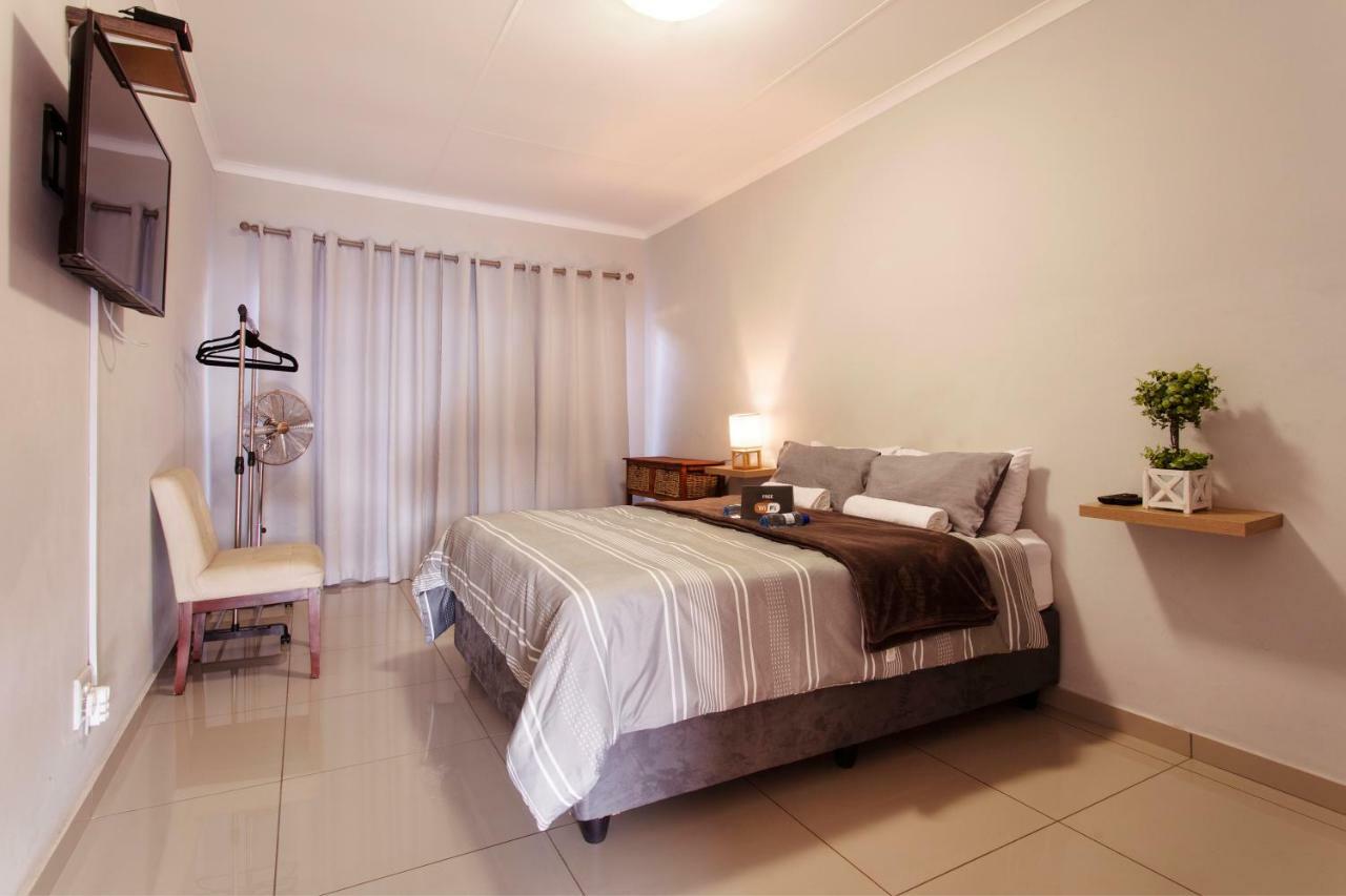 Rumah 200 m² dengan 1 kamar tidur dan 2 kamar mandi pribadi di Garsfontein Pretoria Bagian luar foto